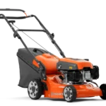 Seitenansicht eines Husqvarna Rasenmähers mit Grasfangsack.