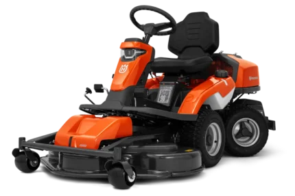 Seitenansicht eines kommerziellen Husqvarna Frontmähers mit Mähdeck.