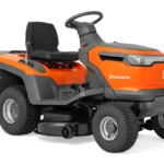 Seitenansicht eines Husqvarna Aufsitzrasenmähers mit Mähdeck.