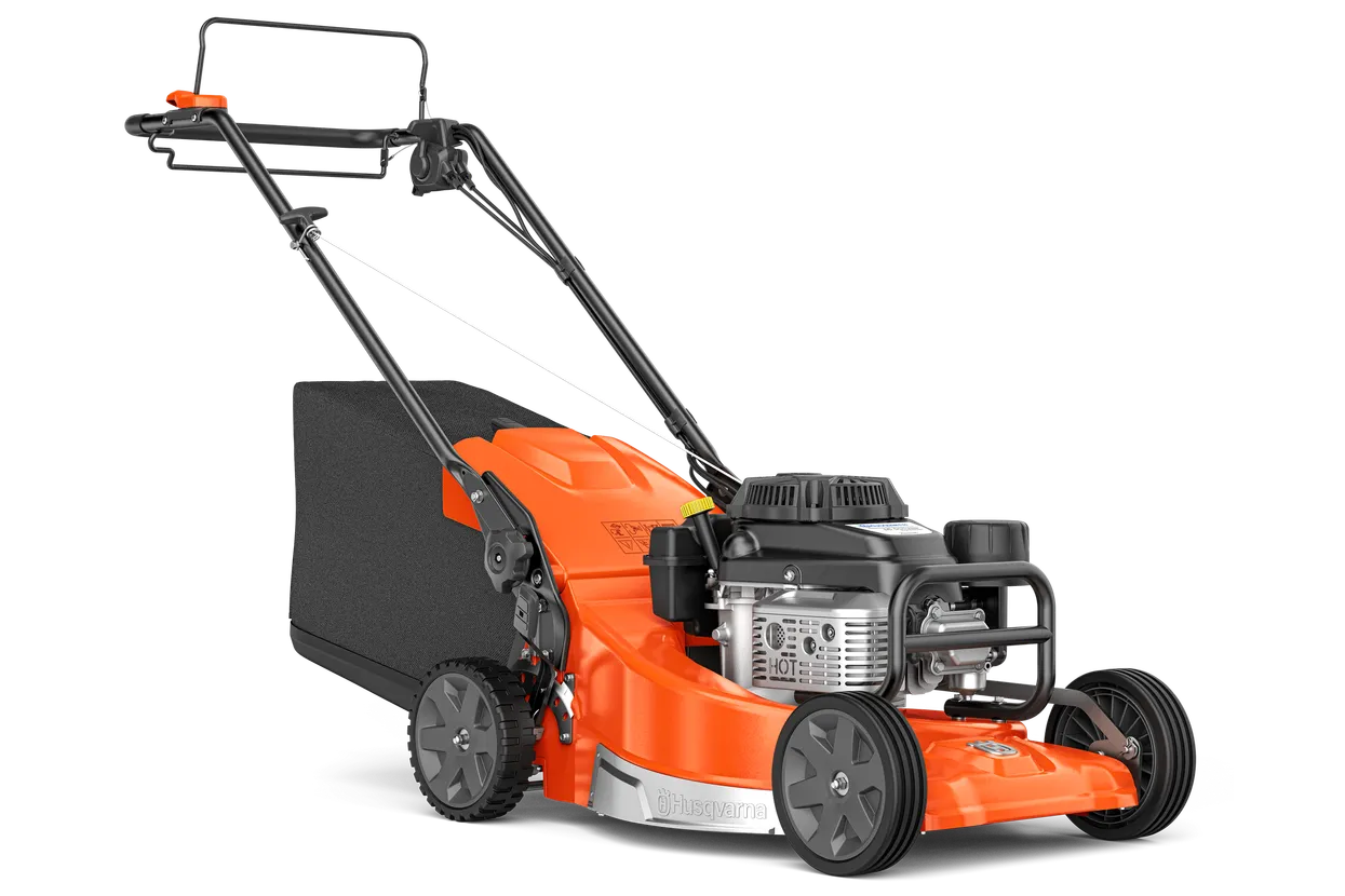 qv-094909.webp Seitenansicht eines Husqvarna Rasenmähers mit sichtbarem Motor und Handgriff.