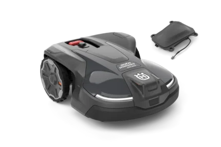 Frontansicht eines Husqvarna Automower®® 450X NERA mit kabelloser Technologie und einer Plug-in-Verlängerung in der Nähe.