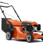 Seitenansicht eines Husqvarna Rasenmähers mit Grasfangsack.