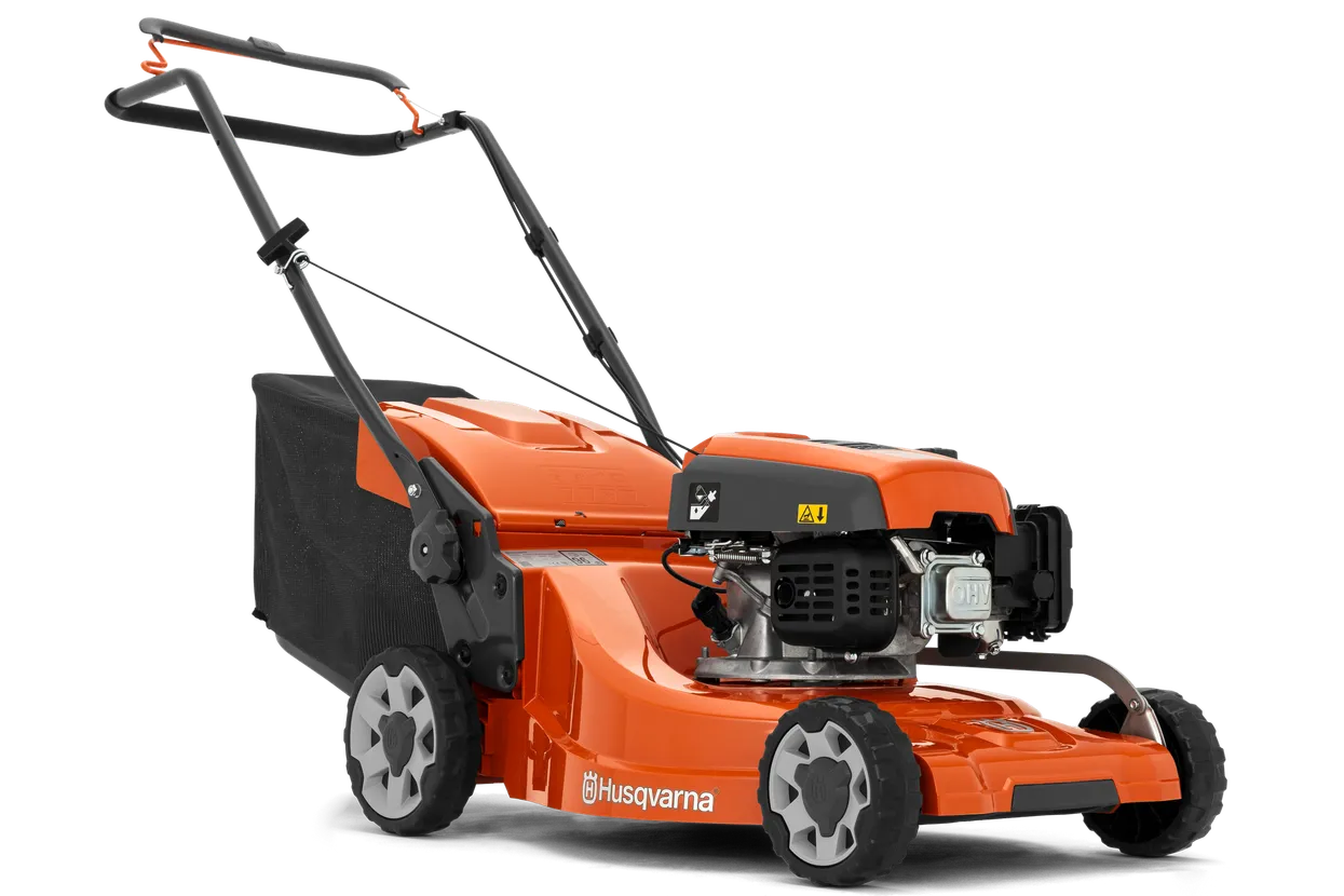 tk-253092.webp Seitenansicht eines Husqvarna Rasenmähers mit Grasfangsack.