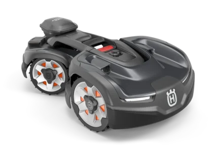 Husqvarna Automower®® 435X AWD NERA mit kabelloser Technologie. Seitenansicht eines Husqvarna Mähroboters mit einzigartigem Raddesign.