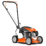 Seitenansicht eines Rasenmähers mit robustem Motor und verstellbarem Griff.