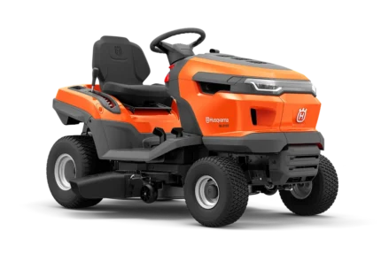 Seitenansicht eines Husqvarna Aufsitzmähers mit Mähdeck.