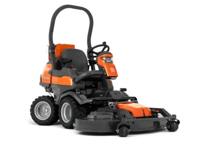 Frontansicht eines kommerziellen Husqvarna Frontmähers mit Mähdeck.