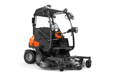 Frontansicht eines kommerziellen Husqvarna Frontmähers mit Mähdeck.