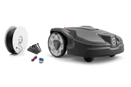 Seitenansicht eines Husqvarna Mähroboters mit Installationszubehör einschließlich Begrenzungskabel und Anschlussklemmen.
