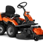 Seitenansicht eines Husqvarna Aufsitzmähers mit Mähdeck.