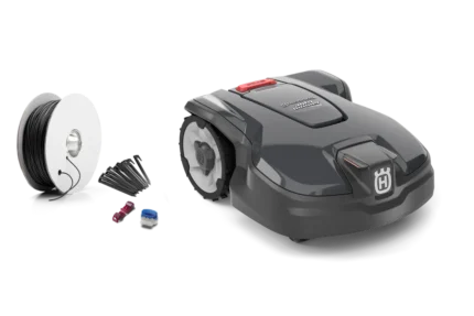 Seitenansicht eines Husqvarna Mähroboters mit Installationszubehör einschließlich Kabel und Steckverbindern.